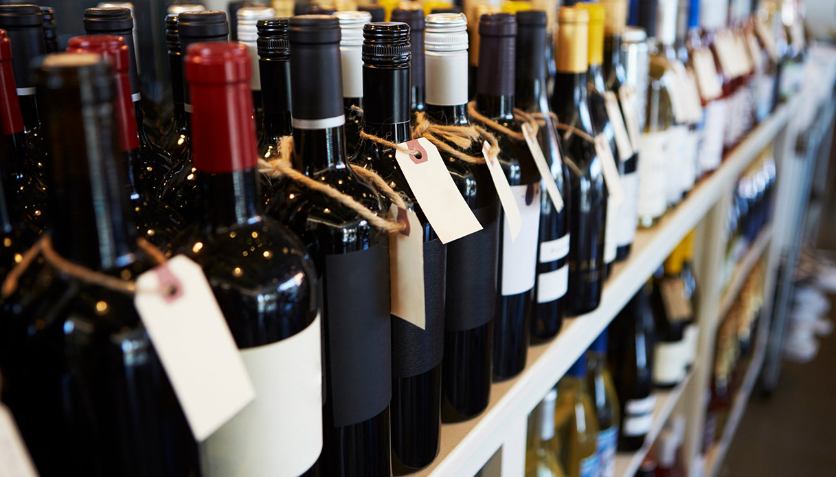 Bollino nero Ue al vino, “causa il cancro”: l’allarme in Italia