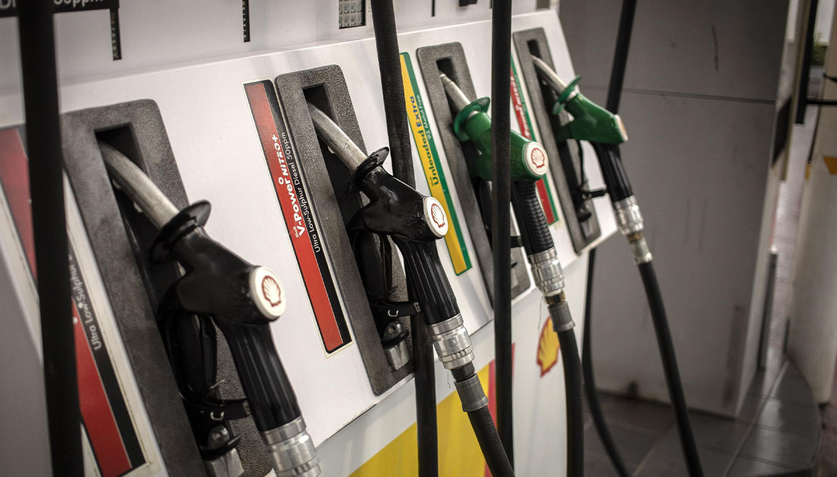 Benzina, le “folli” accise che paghiamo: quali possiamo farci rimborsare