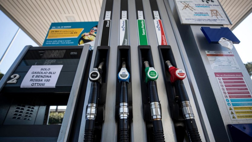 Benzina e diesel, calano i prezzi: quando scenderanno sotto i 2 euro al litro