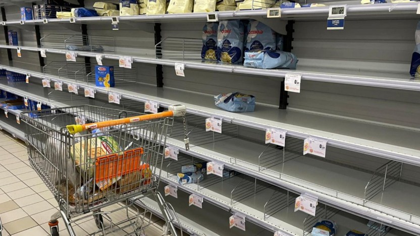 Scaffali vuoti nei supermercati, è psicosi: quali prodotti scarseggiano