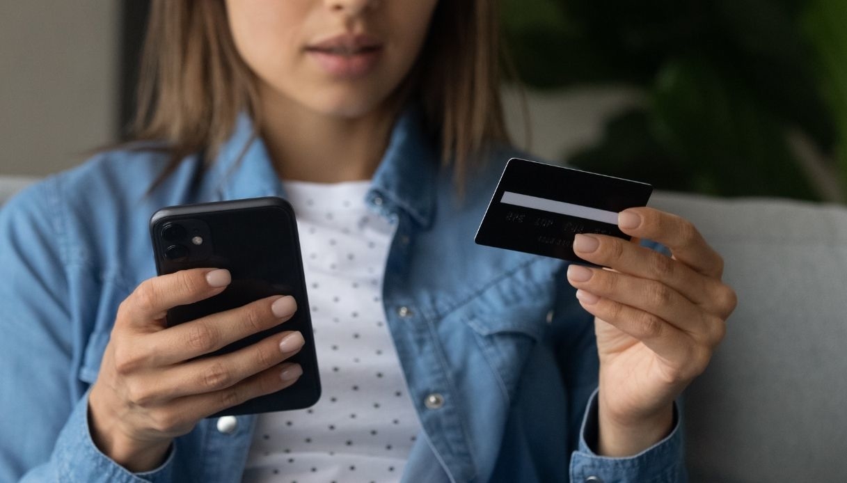 Attenzione alla nuova truffa: il finto sms della banca che ti svuota il conto