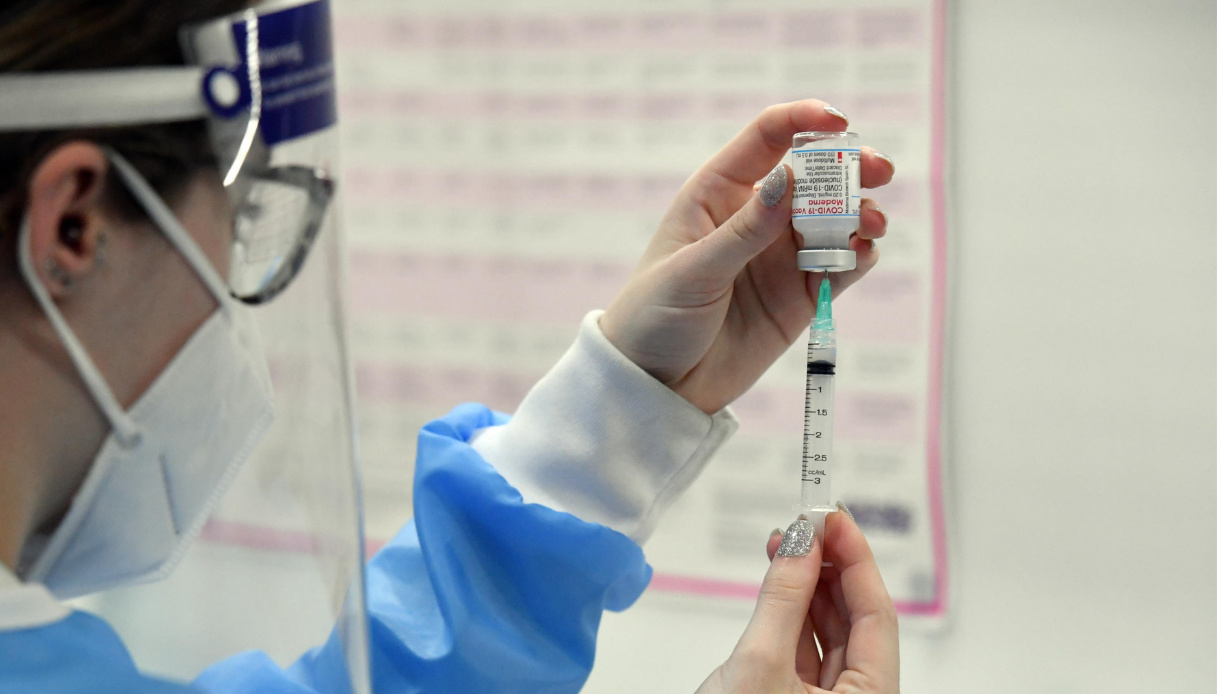 Vaccino Moderna, avviso Ema sulla sindrome da perdita capillare: cos’è