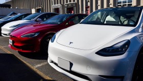 Tesla, maxi-richiamo per 362mila auto. Cosa sta succedendo