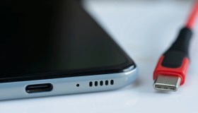 Caricabatterie universale per tutti: la decisione dell’UE