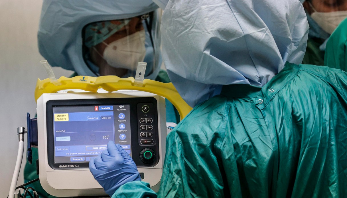 Nuova variante XE ancora più contagiosa: i sintomi e chi colpisce di più