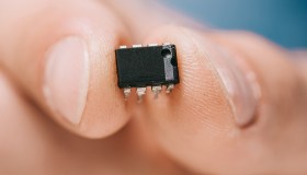 C’è chi paga già nel POS con il microchip sottopelle