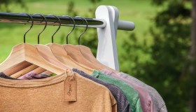 Abbigliamento green da regalare a Natale: riciclo, vintage, ma anche fibre naturali e sintetiche dei brand emergenti