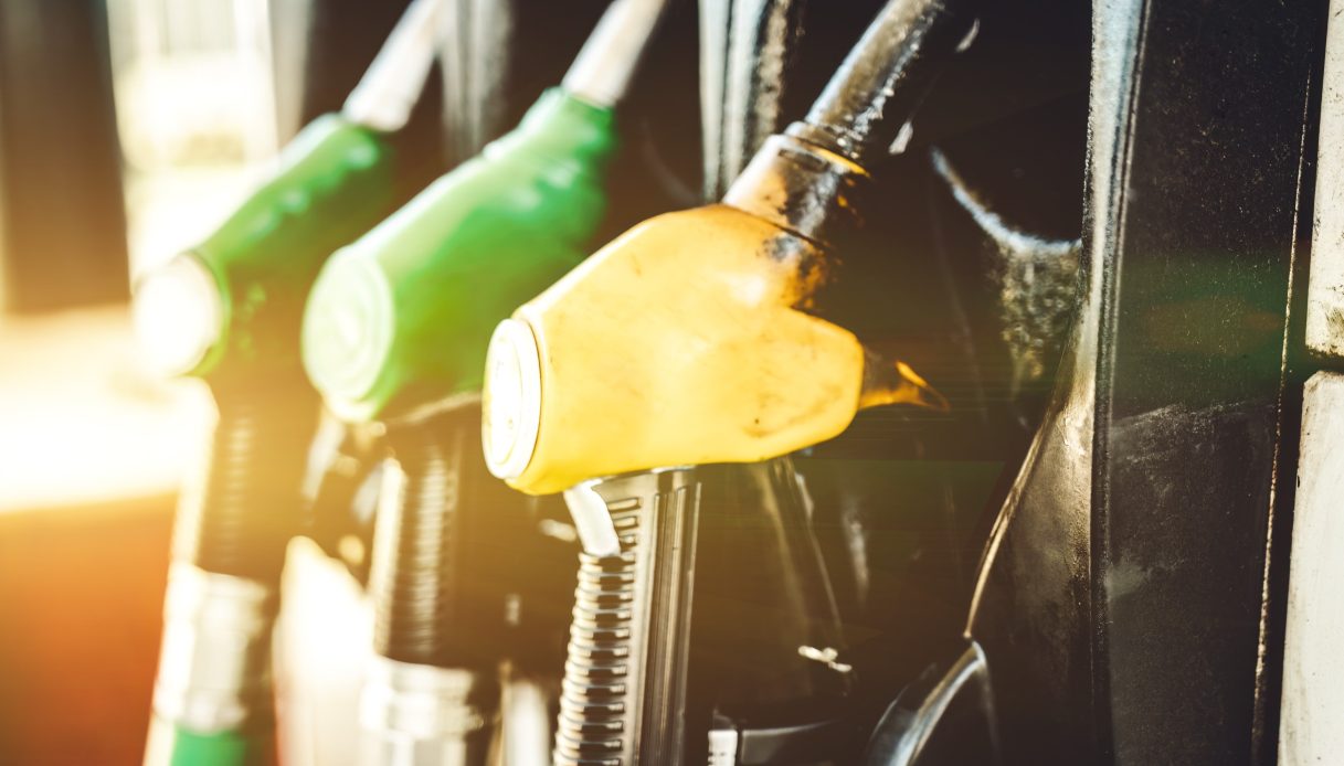 Quanto si risparmia con il taglio delle accise (e perché il diesel costa più della benzina)