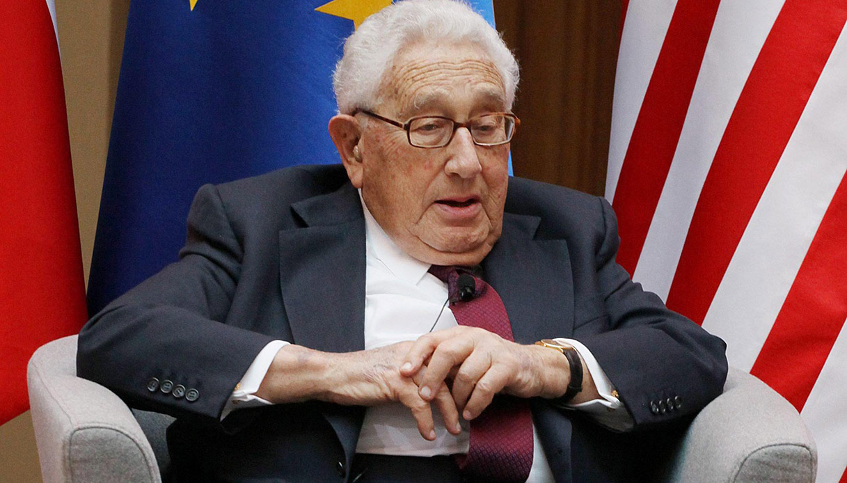 Kissinger svela come uscire dalla guerra: “Può finire in un solo modo”