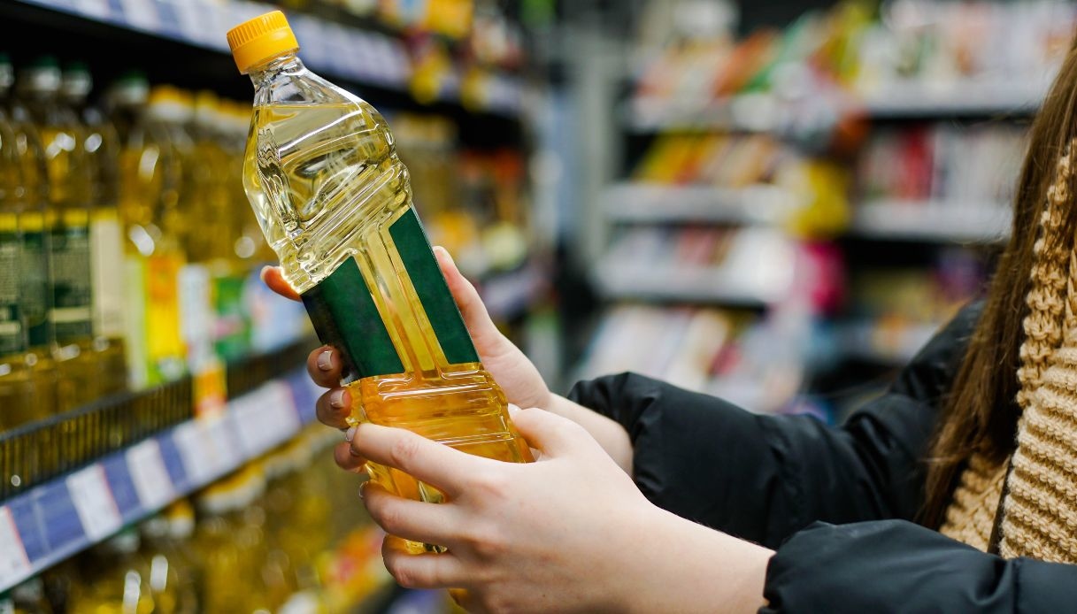 Allarme olio extravergine d’oliva contraffatto, come riconoscerlo
