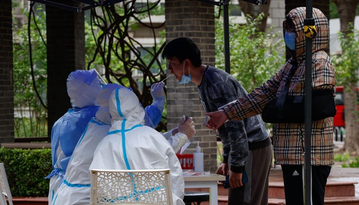 Omicron 5, i nuovi sintomi: rischiamo la sesta ondata?