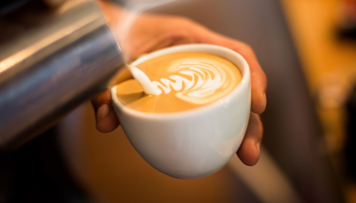 8 euro per un cappuccino al bar: esplode il caso a Roma