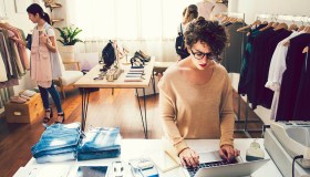 Così si smaltiscono in maniera sostenibile i vestiti invenduti