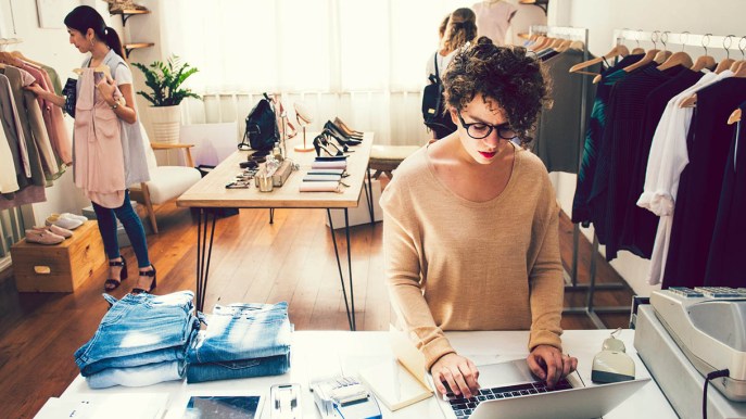 Così si smaltiscono in maniera sostenibile i vestiti invenduti