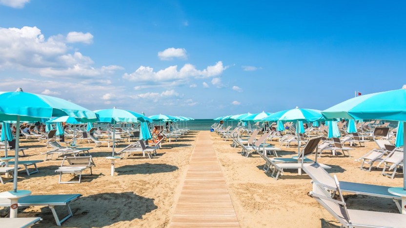 Caro ombrelloni, prezzi alle stelle: le spiagge più care in Italia