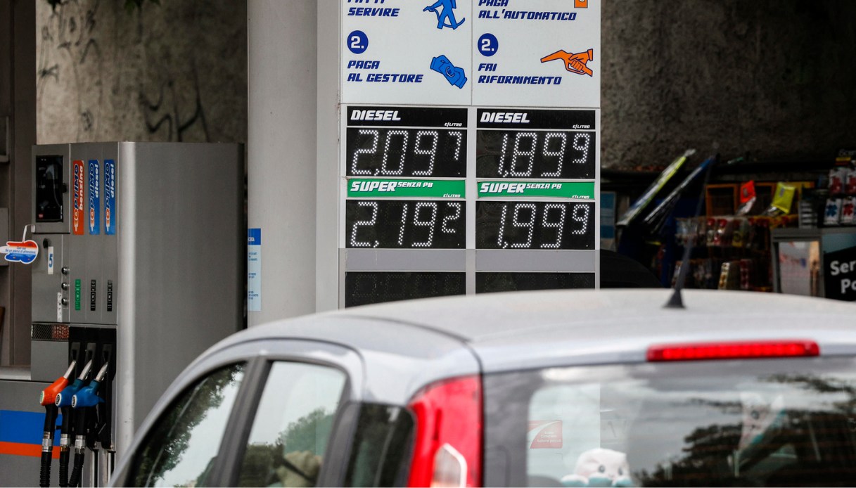 Benzina alle stelle, prezzi record: nuovi interventi in arrivo dal governo