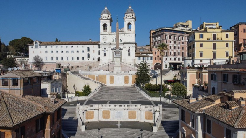 Grave danno agli scalini di Piazza di Spagna: chi paga?