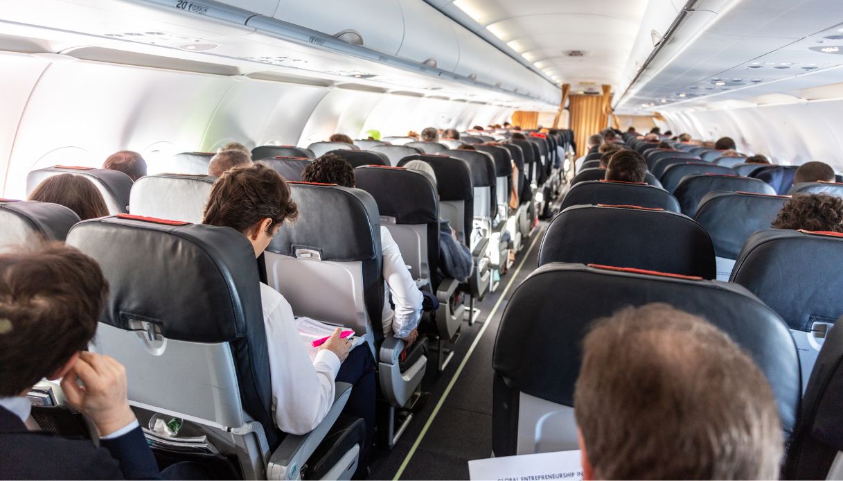 Tariffe dei servizi aggiuntivi in aereo in aumento: i costi