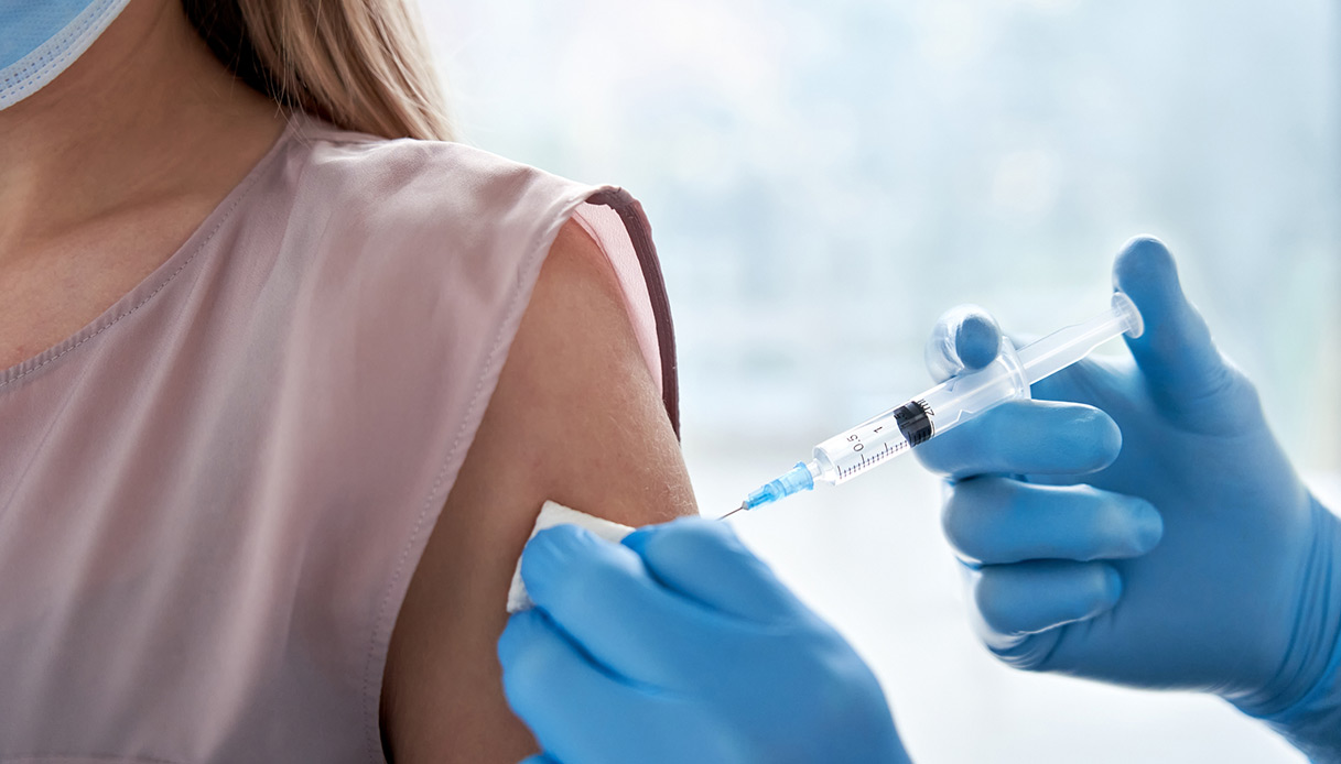 Vaccino Covid, scoperto l’effetto collaterale che colpisce le donne