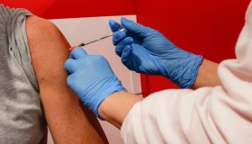 Covid, accertato nesso tra vaccino e trombocitemia: cos’è