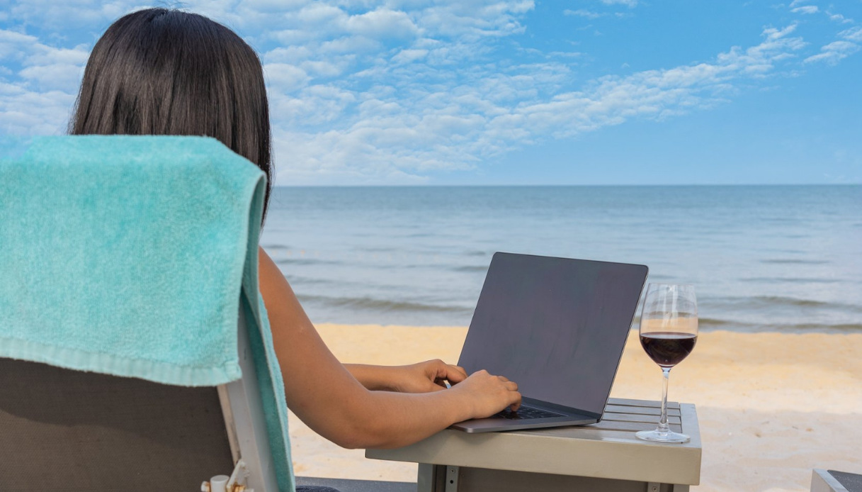 Lavorare in vacanza, cos’è la “workation” e la classifica delle città migliori