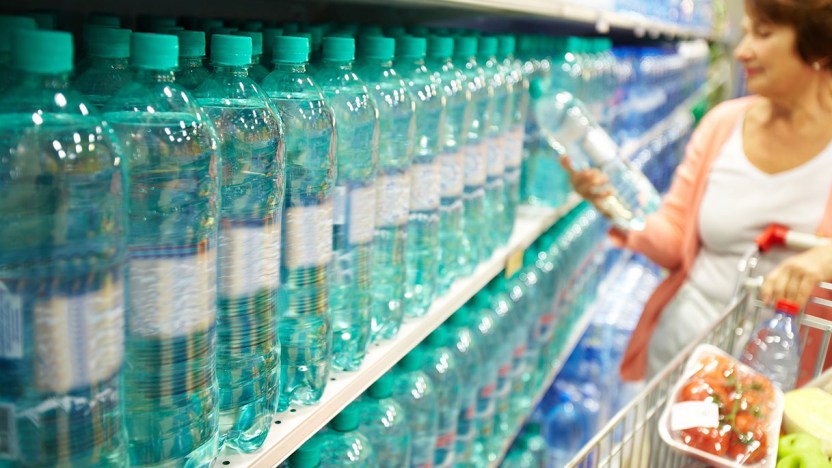 Perché manca l’acqua gassata nei supermercati e cosa sta succedendo