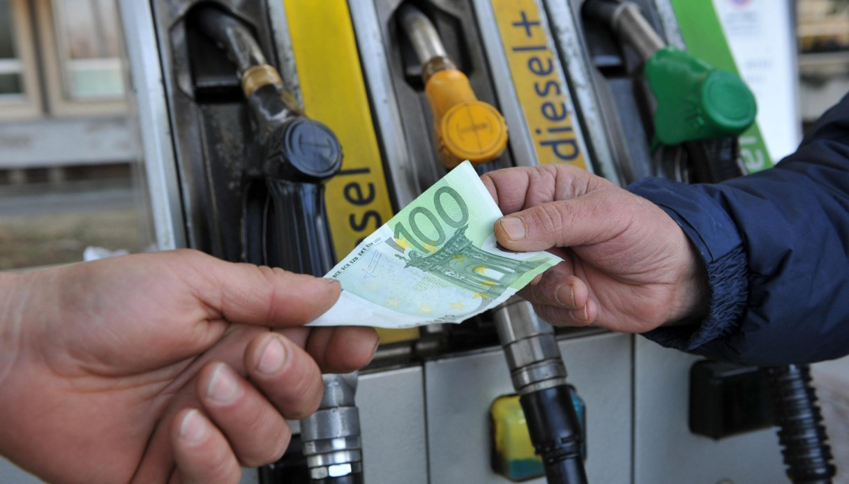 La benzina costerà meno: il governo ha prorogato ancora il taglio delle accise