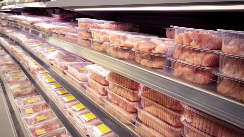 Allarme nei supermercati: “Un pollo su due è contaminato”