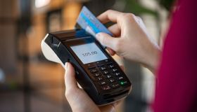 Il chiosco non accetta il Pos, l’influencer chiama la Guardia di Finanza: scoppia il caso Stintino