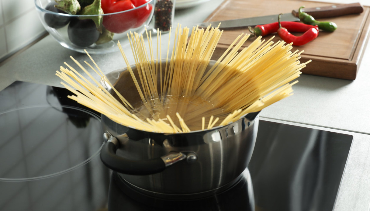 Come risparmiare gas ed energia in cucina con semplici trucchi