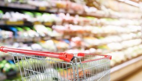 Metallo nel formaggio e vetro nell’insalata: ritirati dai supermercati questi prodotti