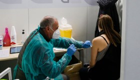 Covid, ok in Italia ai vaccini bivalenti: chi li deve fare e quando