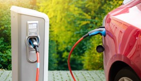 Auto elettrica, ricaricare a casa o alle colonnine? Dove risparmiare