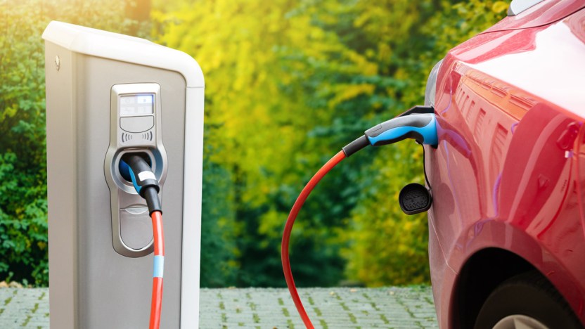 Auto elettrica, ricaricare a casa o alle colonnine? Dove risparmiare
