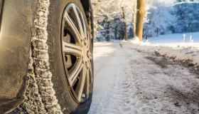 È l’ora del cambio gomme invernali: entro quando farlo per evitare multe