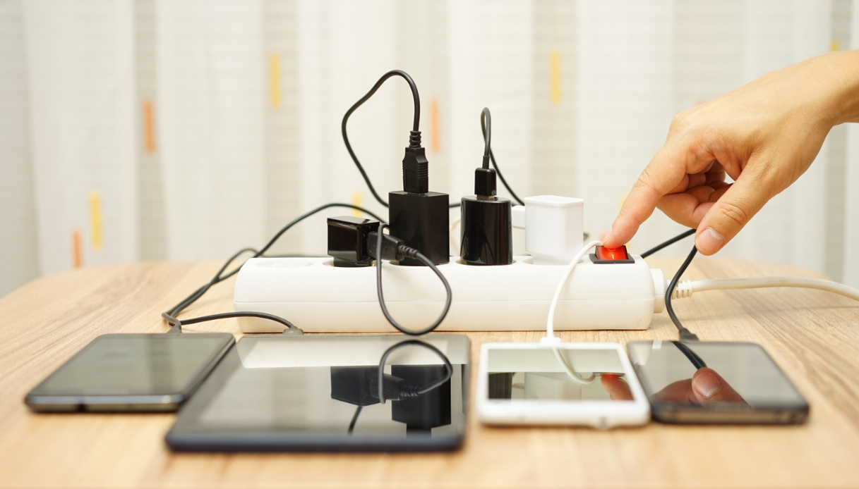 Arriva il caricatore unico, cosa cambia e da quando: l’elenco dei dispositivi