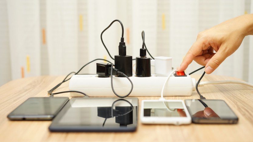 Arriva il caricatore unico, cosa cambia e da quando: l’elenco dei dispositivi