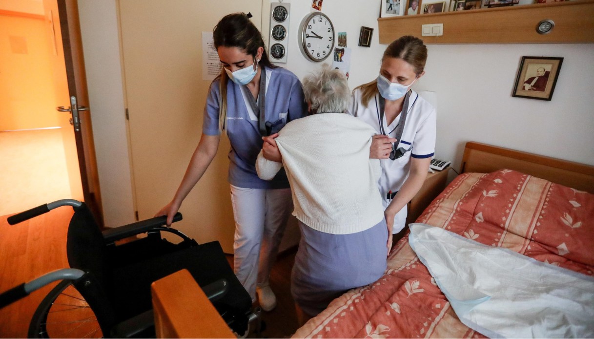 Colf e badanti, cambia la lettera d’assunzione: occhio alla multa salata