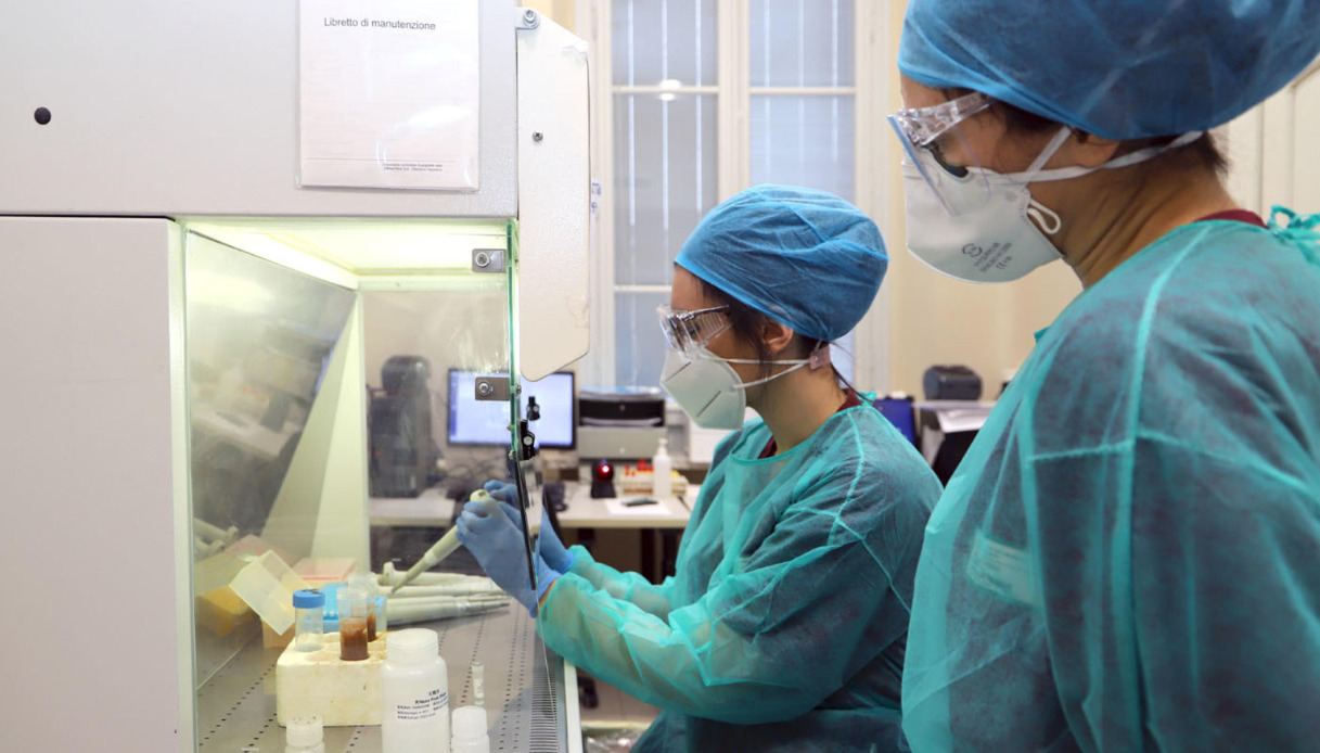 Un altro morto per listeria, cresce l’allarme in Italia: come si prende e i sintomi