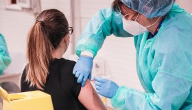 Covid, “mestruazioni abbondanti” con i vaccini: le avvertenze dell’Ema