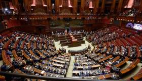 Maxi regalo di Natale, bufera sui deputati che si raddoppiano il bonus