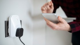 Come risparmiare con la domotica: dalle prese smart alle lampadine wi-fi al remote control