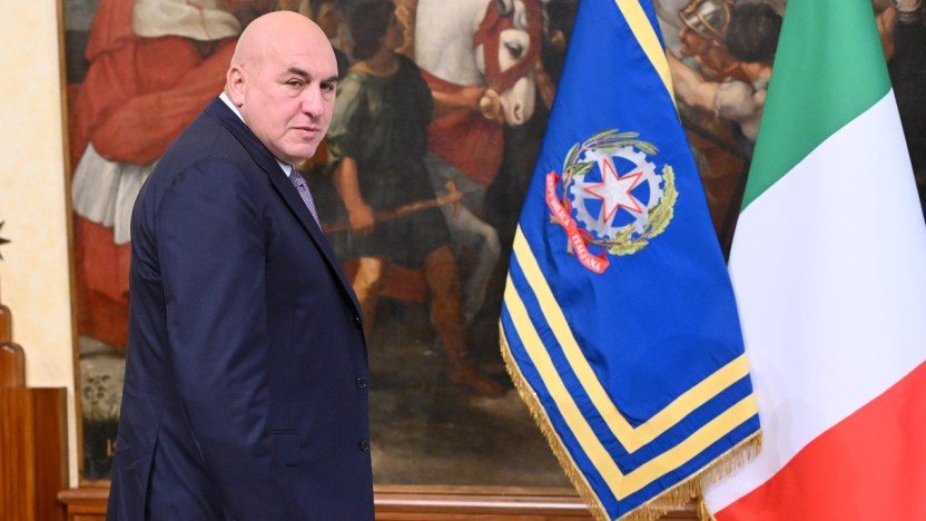 Perché Guido Crosetto è stato accusato di conflitto di interessi