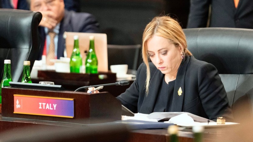 Meloni porta la figlia al G20, scoppia la polemica
