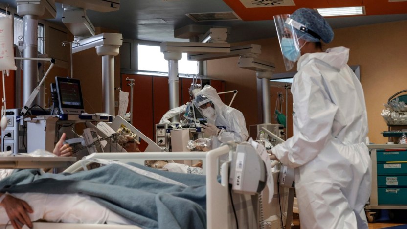 Stop obbligo vaccinale, bufera sui medici no vax reintegrati: pazienti fragili a rischio