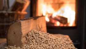 Impennata di legna, pellet e bioetanolo: quanto costa il riscaldamento