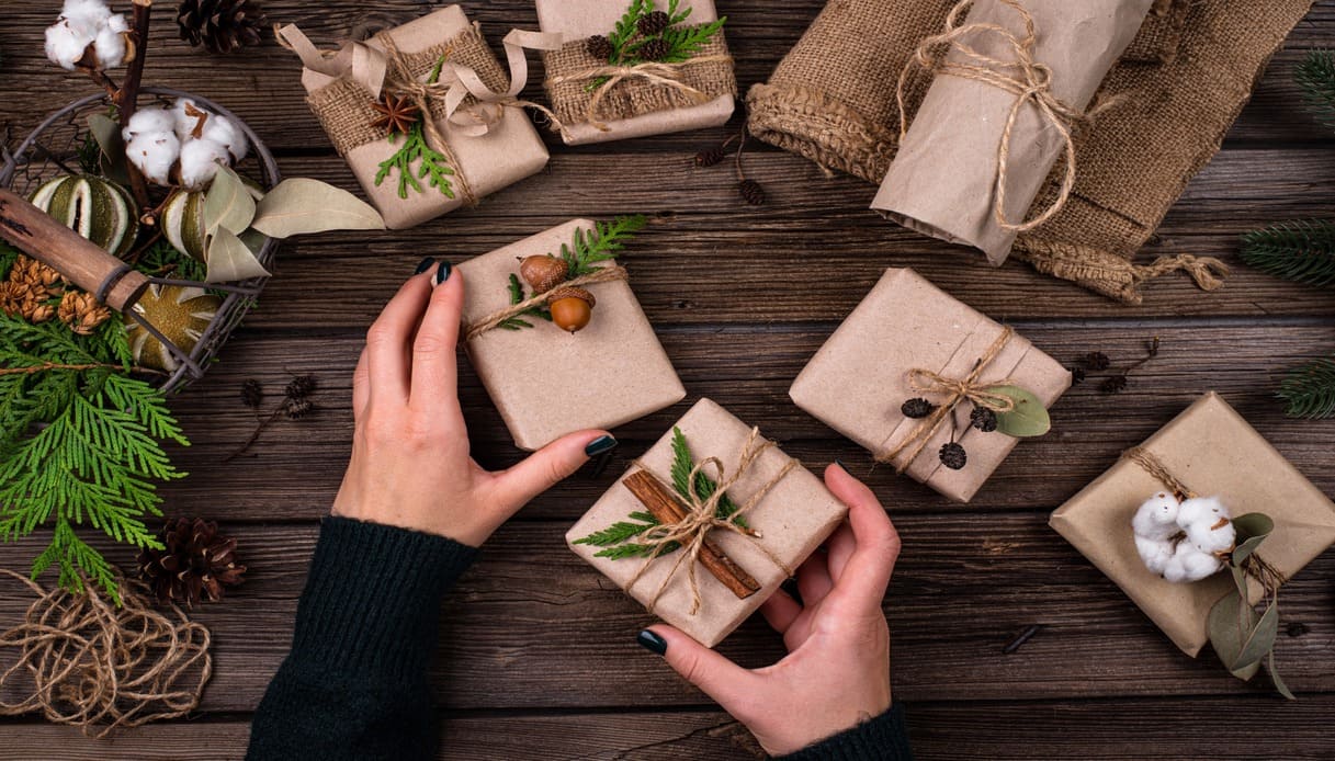 Anche i pacchetti possono essere sostenibili: dal Furoshiki al giornale, le alternative alla carta