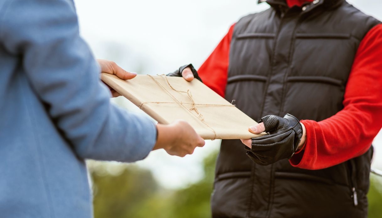 “Conferma spedizione”, ma è tutto finto: come riconoscere l’ultima truffa