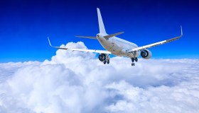 Prezzi alle stelle per aerei e treni, quanto costano per Natale