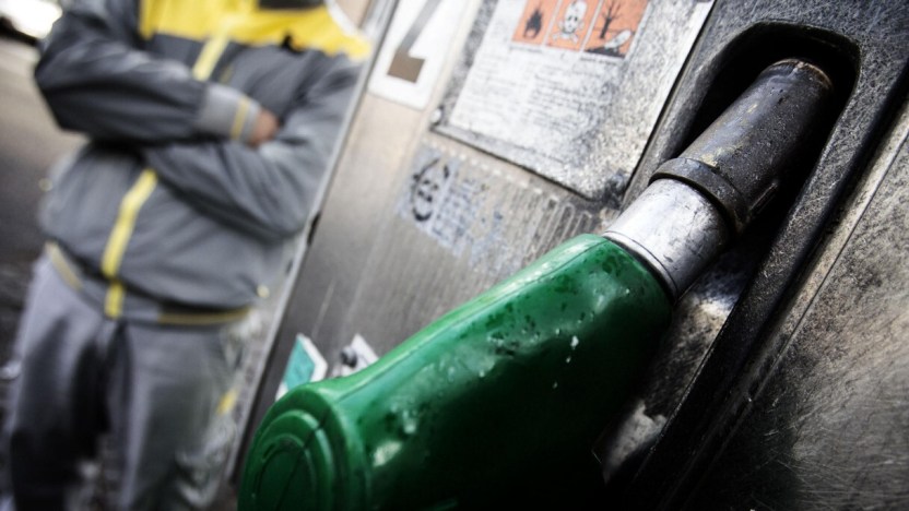 Gas, prezzi giù: ma benzina e diesel costano di più. Ecco quanto